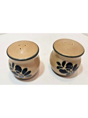 Pfaltzgraff Folk Art Tan & Blue Stoneware Floral Salt & Pepper Shaker Set USA